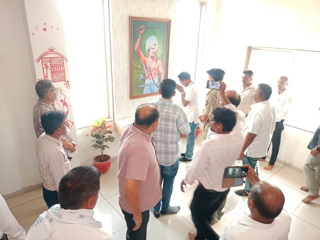 દાહોદમાં ભગવાન બિરસા મુંડાની નવીન પ્રતિમાની સ્થાપના અંગે બિરસા મુંડા ભવનમાં બેઠક યોજાઈ..