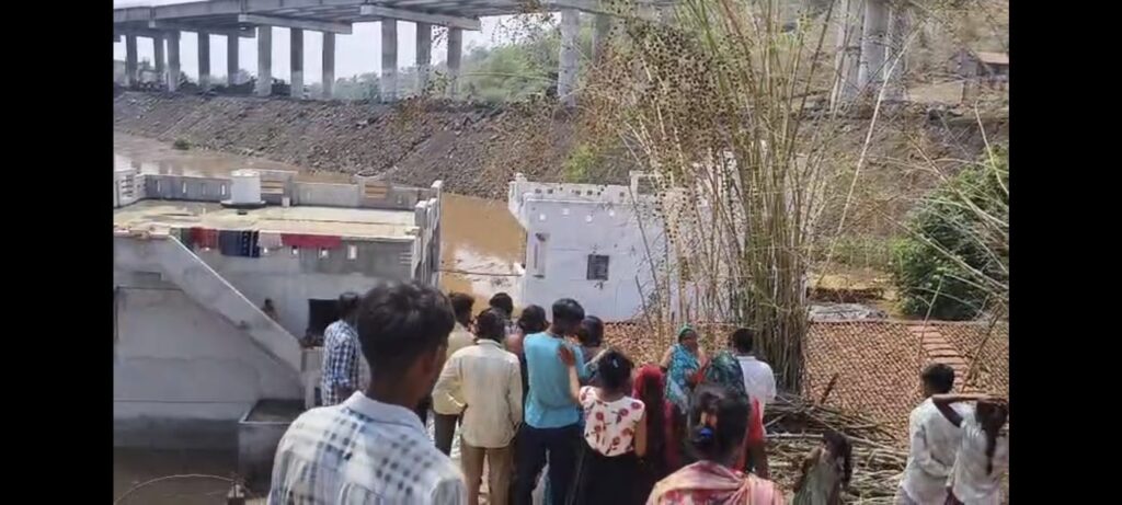  ચીભડિયા ફળિયામાં પૂરથી હાહાકાર : તંત્રની બેદરકારી સામે રહીશોનો ઉગ્ર રોષ પાણીમાં ડૂબી ઘરવખરી, આખી રાત ડુંગર ઉપર ભૂખ્યા તરસ્યા.. રહીશો – તાત્કાલિક રાહત અને તપાસની માંગ