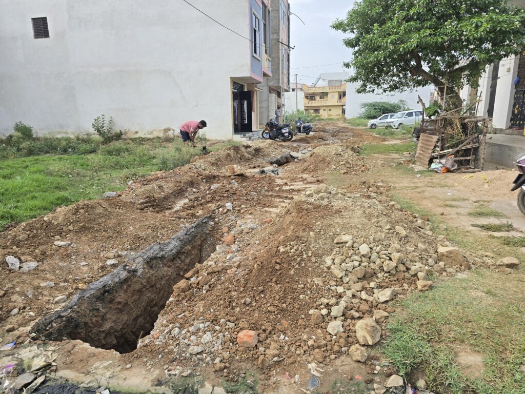આયોજન વગરની કામગીરી: પ્રજાના પૈસાનો વેડફાટ... સંતરામપુર નગર પાલિકાએ 7 વર્ષમાં ₹21 કરોડ ખર્ચીને બનાવેલા રસ્તા પુનઃ રસ્તા તોડી પાડ્યા... 