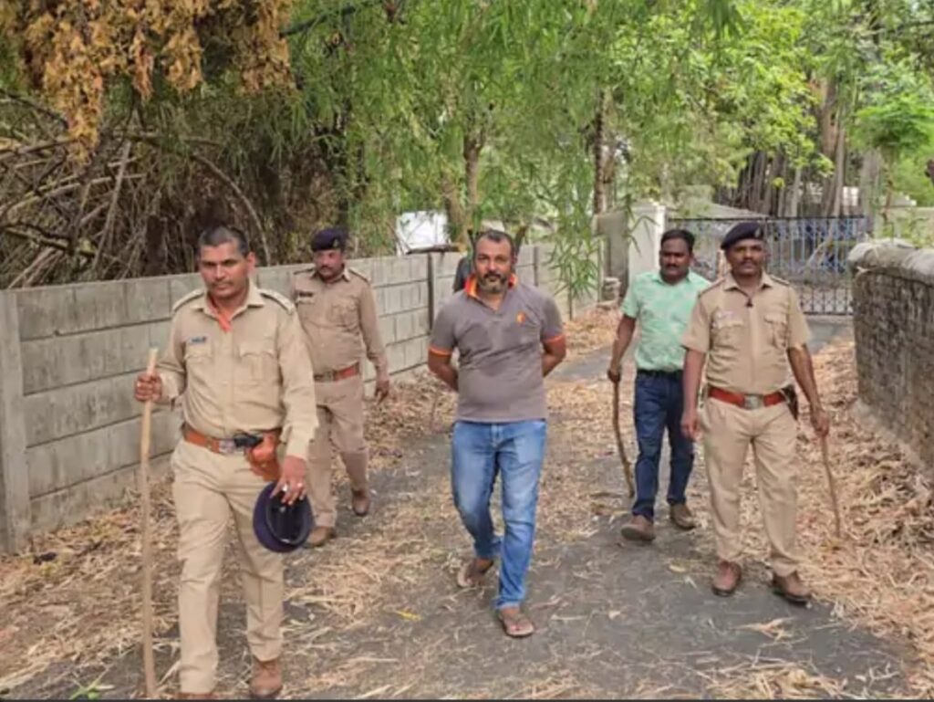 દેવગઢ બારીઆના રાજમહેલમાં દીપડાનો આતંક:કમ્પાઉન્ડમાં સફાઈ કરતા 38 વર્ષીય કર્મચારી પર હુમલો, માથા-કાન પર ઈજા કરતાં લોહીલુહાણ..