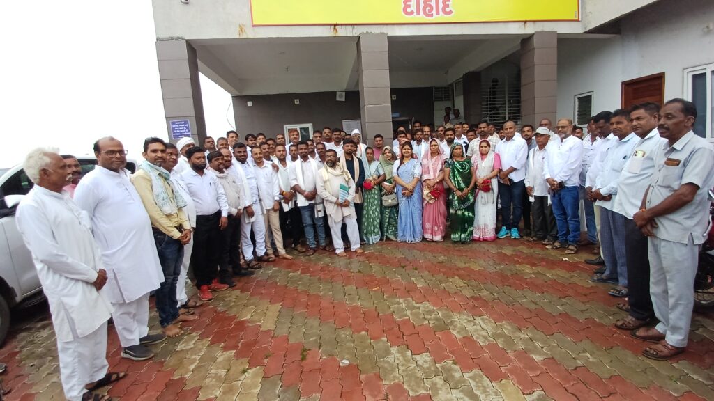 બિરસા આદિવાસી સાર્વજનિક ટ્રસ્ટ દાહોદ ખાતે ત્રણ જિલ્લા ના નવનિયુક્ત સરપંચ શ્રી એનો સન્માન અને માર્ગદર્શન સમારોહ યોજાયો... મોટી સંખ્યા મા સરપંચશ્રીઓ હાજર રહ્યા..