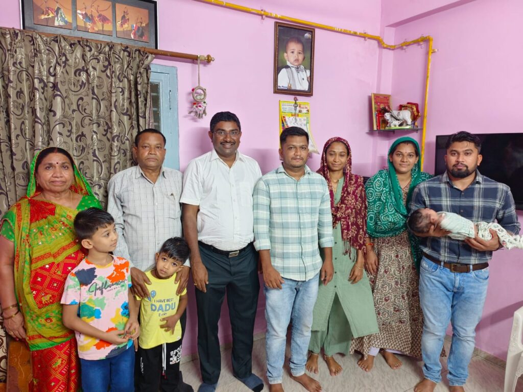 દાહોદ કલેક્ટર ઓફિસના સેવક દલાભાઈ પરમારનું સન્માન સાથે વિદાય આપતા કલેકટર 