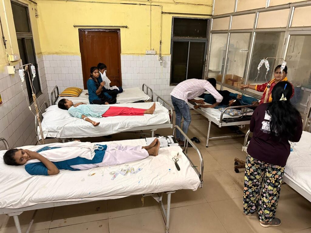 લીમખેડા સરકારી હોસ્ટેલમાં ની અસરથી 98 વિદ્યાર્થીનીઓની તબિયત લથડતા સારવાર અર્થે ખસેડાઈ..  લીમખેડા,પીપલોદ સીએસસી તેમજ દુધિયા પીએચસી સેન્ટરમાં વિદ્યાર્થીનીઓ સારવાર હેઠળ, ફૂડ એન્ડ ડ્રગ વિભાગે સેમ્પલ એકત્રિત કર્યા 