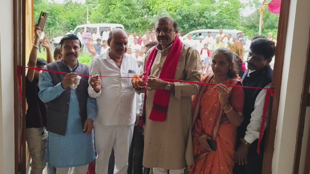 સંજેલી સરોરી PHC, ડુંગરા પંચાયત ભવન અને શાળાના ઓરડાનુ સાંસદના હસ્તે લોકાર્પણ.. સરોરી આરોગ્ય કેન્દ્ર 122 લાખ, પંચાયત ભવન 18 લાખ અને શાળાના ઓરડા 66 લાખના ખર્ચે બનાવી ખુલ્લા મુકાયા..