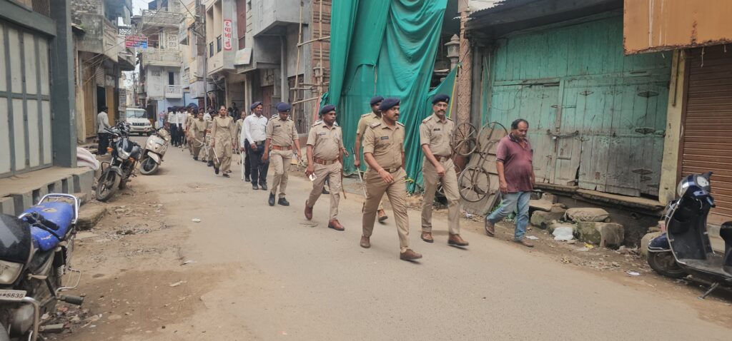 ઝાલોદ પોલિસ દ્વારા આગામી દિવસોમાં યોજાનારા હિન્દુ સમાજના તહેવારો ને અનુલક્ષી નગરમાં ફૂટ પેટ્રોલિંગ કરવામાં આવી હતી.