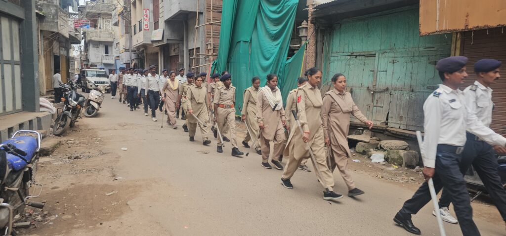 ઝાલોદ પોલિસ દ્વારા આગામી દિવસોમાં યોજાનારા હિન્દુ સમાજના તહેવારો ને અનુલક્ષી નગરમાં ફૂટ પેટ્રોલિંગ કરવામાં આવી હતી.