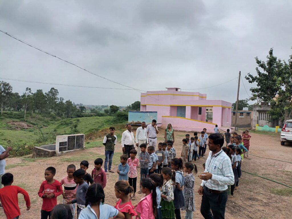 *મારા ગામની શાળા મુલાકાત:* અમોએ ગામના આગેવાનો સાથે આજરોજ ગુલતોરા પ્રાથમિક શાળા ની મુલાકાત લીધી હતી.