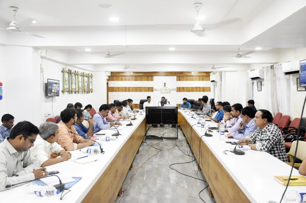*વરસાદની પરિસ્થિતિની તૈયારીના ભાગરૂપે કલેક્ટરશ્રી યોગેશ નિરગુડેના અધ્યક્ષ સ્થાને બેઠક યોજાઈ* *તમામ બિલ્ડીંગોની ચકાસણી કરવા સહિત રોડ-રસ્તા રીપેરીંગની તકેદારીના ભાગરૂપે કામગીરી કરવા અપાઈ સુચના*