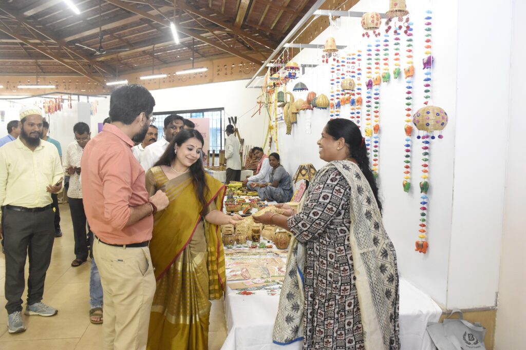 આદિવાસી મ્યુઝિયમ, દાહોદ ખાતે નિવાસી અધિક કલેકટરશ્રી જે. એમ. રાવલની ઉપસ્થિતિ હેઠળ આકાંક્ષા હાટની શરૂઆત કરાઈ* *આકાંક્ષા હાટ તારીખ ૨૯-૦૭-૨૦૨૫ થી ૦૪-૦૮-૨૦૨૫ સુધી યોજાશે*