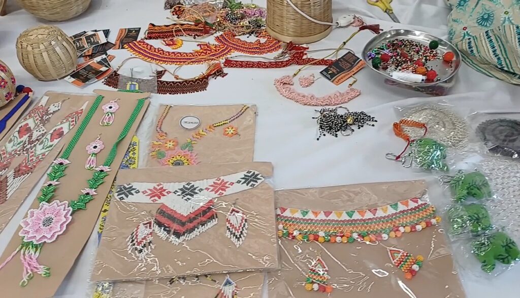 દાહોદમાં આવેલ આદિવાસી મ્યુઝિયમ ખાતે દર શનિવાર – રવિવાર ના દિવસે સ્વ-સહાય જૂથની બહેનો દ્વારા બનાવેલ ઉત્પાદનો માટે હસ્તકલા મેળો યોજાશે* *ગ્રામ્ય મહિલાઓને આર્થિક રીતે સશક્ત બનવા અને તેમની રચનાત્મકતાને આગળ વધારવા માટેનો મુખ્ય હેતુ*