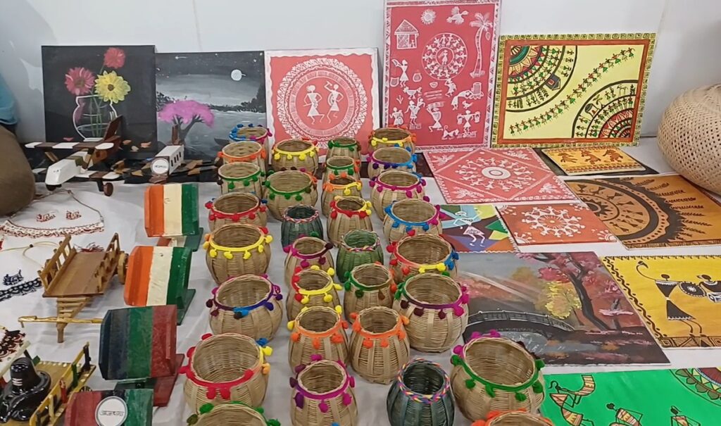 દાહોદમાં આવેલ આદિવાસી મ્યુઝિયમ ખાતે દર શનિવાર – રવિવાર ના દિવસે સ્વ-સહાય જૂથની બહેનો દ્વારા બનાવેલ ઉત્પાદનો માટે હસ્તકલા મેળો યોજાશે* *ગ્રામ્ય મહિલાઓને આર્થિક રીતે સશક્ત બનવા અને તેમની રચનાત્મકતાને આગળ વધારવા માટેનો મુખ્ય હેતુ*