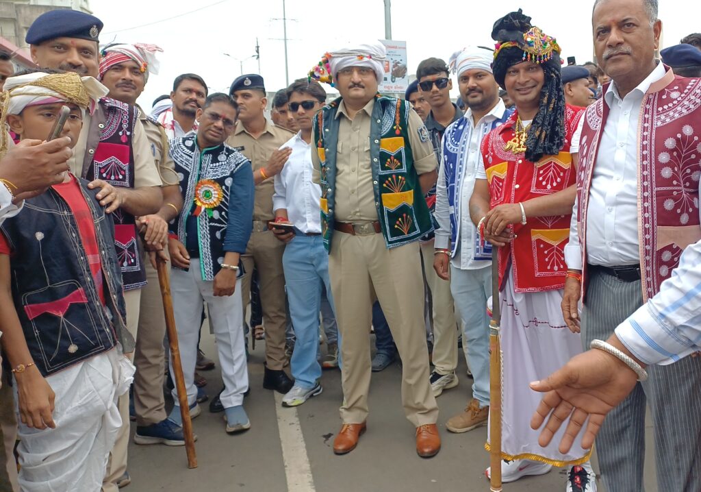 દાહોદમાં વિશ્વ આદિવાસી દિવસ નિમિત્તે યોજાયેલી મહા સાંસ્કૃતિક રેલીમાં આદિવાસી સમાજનો જન સેલાબ ઉમટ્યું.! શહેરના બે છેડેથી શરૂ થયેલી રેલી બિરસા મુંડા ચોક પર ભેગી થઈ મહારેલી સ્વરૂપે આદિવાસી ભવન પહોંચી.!