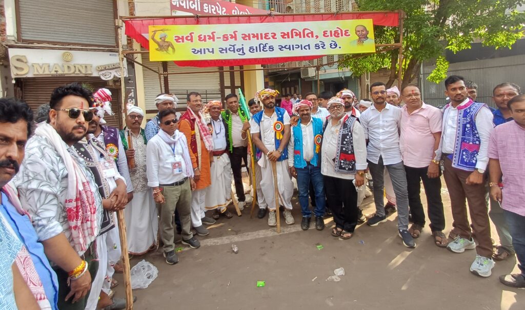 દાહોદમાં વિશ્વ આદિવાસી દિવસ નિમિત્તે યોજાયેલી મહા સાંસ્કૃતિક રેલીમાં આદિવાસી સમાજનો જન સેલાબ ઉમટ્યું.! શહેરના બે છેડેથી શરૂ થયેલી રેલી બિરસા મુંડા ચોક પર ભેગી થઈ મહારેલી સ્વરૂપે આદિવાસી ભવન પહોંચી.!