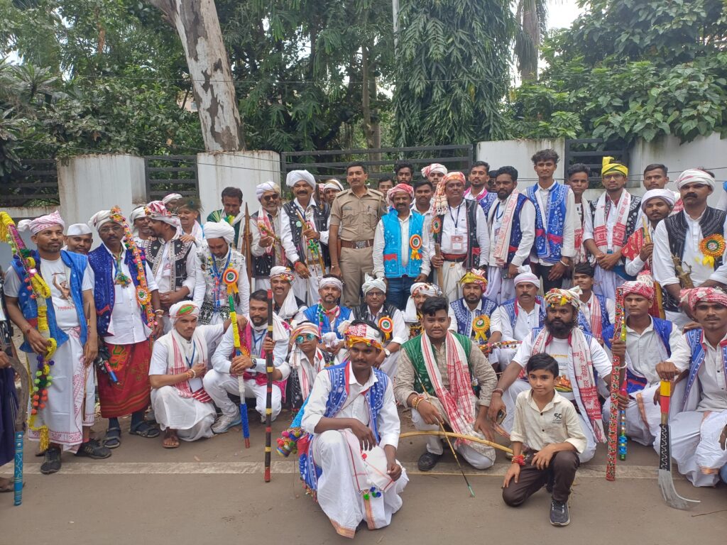 દાહોદમાં વિશ્વ આદિવાસી દિવસ નિમિત્તે યોજાયેલી મહા સાંસ્કૃતિક રેલીમાં આદિવાસી સમાજનો જન સેલાબ ઉમટ્યું.! શહેરના બે છેડેથી શરૂ થયેલી રેલી બિરસા મુંડા ચોક પર ભેગી થઈ મહારેલી સ્વરૂપે આદિવાસી ભવન પહોંચી.!