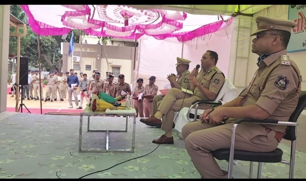 ફતેપુરા પોલીસ સ્ટેશન ખાતે રેન્જ આઇ.જી ની અધ્યક્ષતામાં લોક દરબાર યોજાયો*    *ફતેપુરા પોલીસ સ્ટેશન ખાતે પંચમહાલ જિલ્લા રેન્જ આઇ.જી આર વી અસારીની અધ્યક્ષતામાં લોક દરબાર યોજાયો હતો*