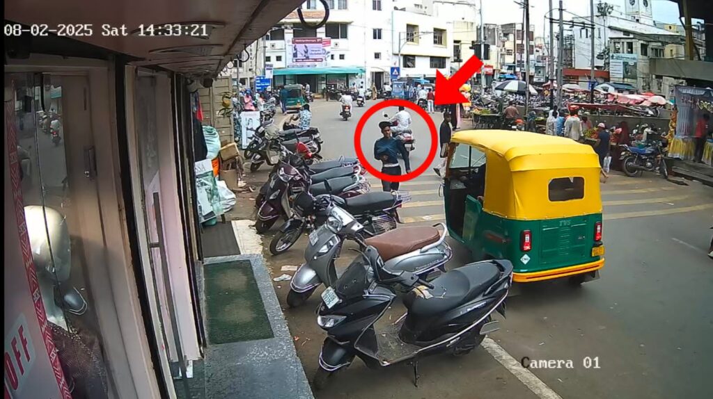 પોલિસ પોઇન્ટ નજીક TRB ની હાજરીમાં ધોળા દિવસે બની સનસનાટી ભરી ઘટના.! દાહોદના મધ્યમાં લૂંટ!ગાંધી ચોકમાં એક લાખની થેલીની ચિલઝડપ કરી ભાગ્યા લૂંટારૂઓ.!