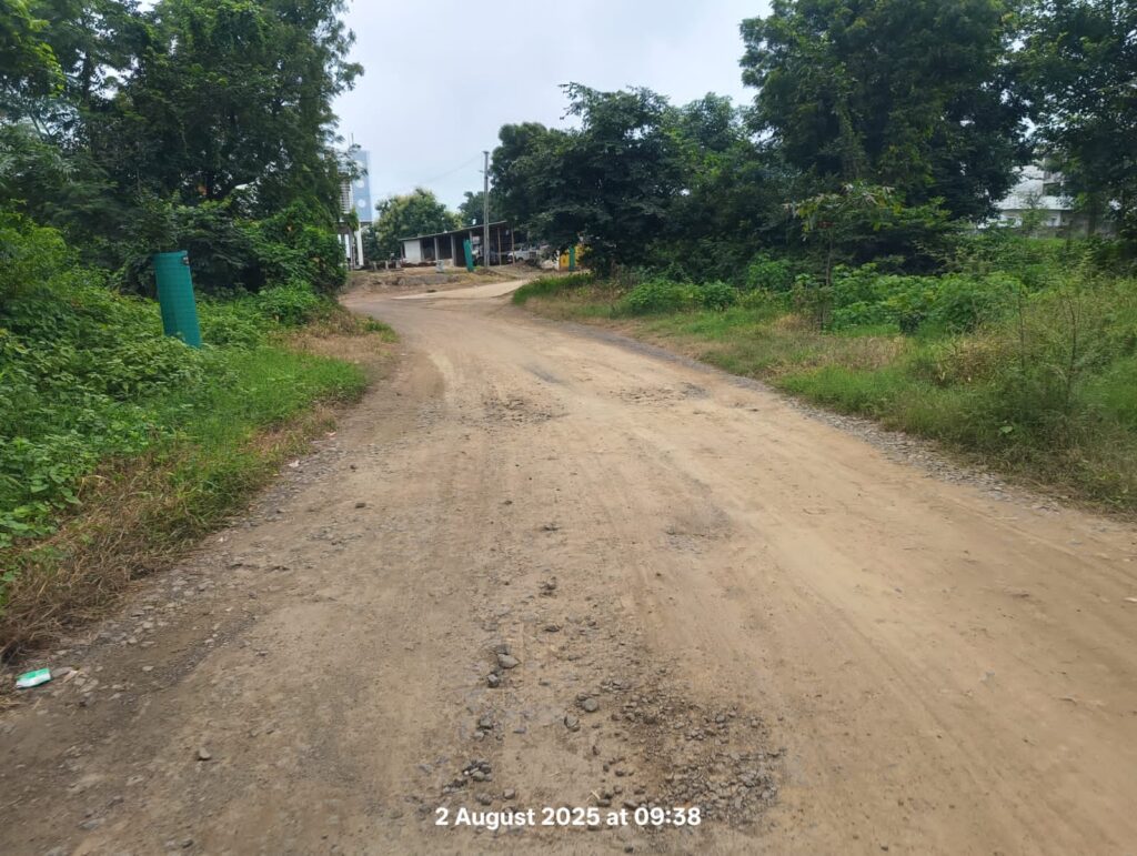 *ફતેપુરા તાલુકાના બાવાની હાથોડ થી શરણૈયા સુધીનો માર્ગ ખખડધજ:વાહન ચાલકો પરેશાન* *રસ્તાની પરિસ્થિતિ અંગે તંત્રને અનેકવાર રજૂઆત છતાં આંખ આડા કાન કરાતા હોવાનો સ્થાનિકોનો આક્ષેપ*