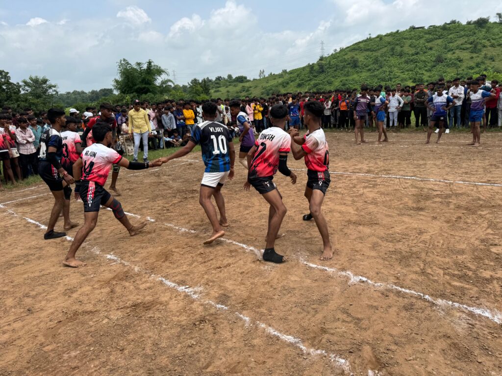 દાહોદ જિલ્લાના ધાનપુર તાલુકા ખાતે પંચાયત અને કૃષિ મંત્રીશ્રી બચુભાઈ ખાબડની ઉપસ્થિતિ હેઠળ શ્રી આદિવાસી આશ્રમ શાળા, ડુંગરપુર ખાતે ૬૯ મી અખિલ ભારતીય શાળાકીય કબડ્ડી સ્પર્ધા યોજાઇ*