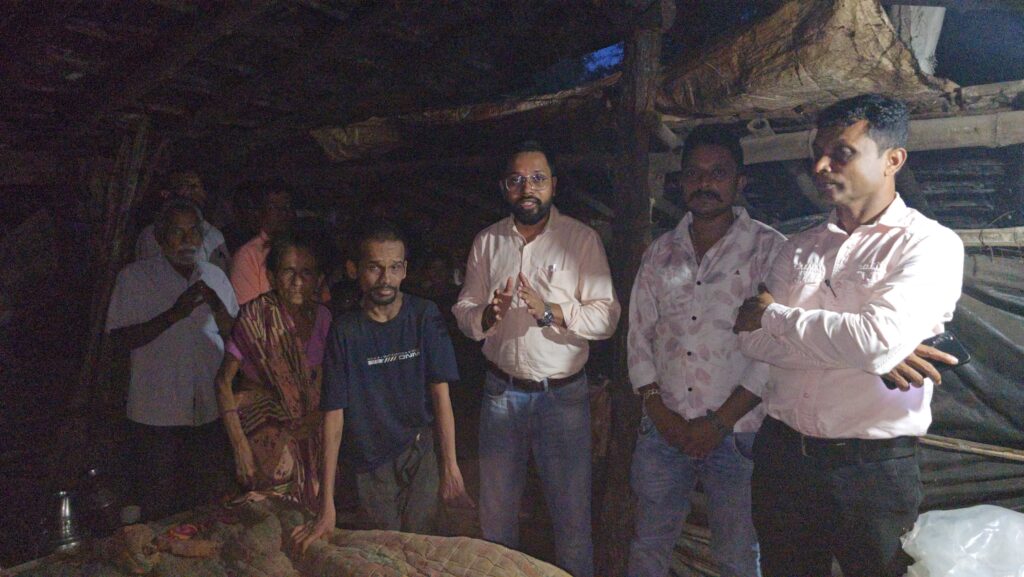 સમસ્ત આદિવાસી સમાજ દ્વારા દિવ્યાંગ વ્યક્તિ માટે તાત્કાલિક ઘર ફાળવી આપવા માટે ચીખલી તાલુકા વિકાસ અધિકારીને રજૂઆત કરી.