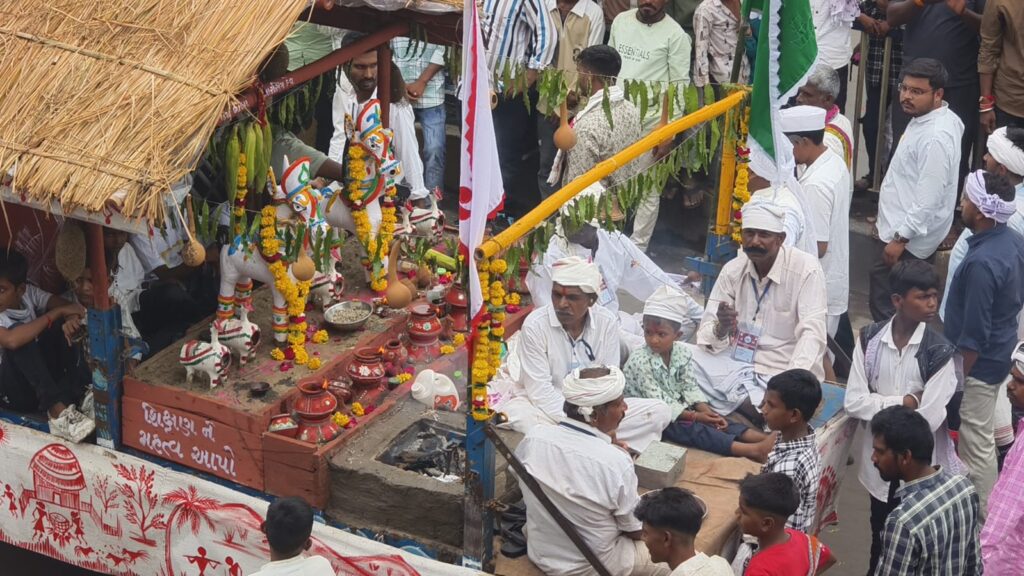 દાહોદમાં વિશ્વ આદિવાસી દિવસ નિમિત્તે યોજાયેલી મહા સાંસ્કૃતિક રેલીમાં આદિવાસી સમાજનો જન સેલાબ ઉમટ્યું.! શહેરના બે છેડેથી શરૂ થયેલી રેલી બિરસા મુંડા ચોક પર ભેગી થઈ મહારેલી સ્વરૂપે આદિવાસી ભવન પહોંચી.!