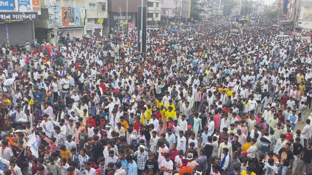 દાહોદમાં વિશ્વ આદિવાસી દિવસ નિમિત્તે યોજાયેલી મહા સાંસ્કૃતિક રેલીમાં આદિવાસી સમાજનો જન સેલાબ ઉમટ્યું.! શહેરના બે છેડેથી શરૂ થયેલી રેલી બિરસા મુંડા ચોક પર ભેગી થઈ મહારેલી સ્વરૂપે આદિવાસી ભવન પહોંચી.!