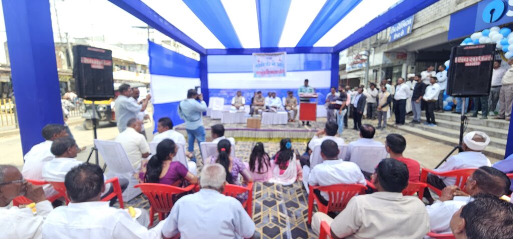 ઝાલોદમા એસ.બીઆઈ.આઈની આધુનિક નવી બિલ્ડીંગનુ ધારાસભ્ય મહેશ ભૂરીયાના હસ્તે ઉદ્ઘાટન દાહોદ જિલ્લો, પંચમહાલ તેમજ મહીસાગરની એસ.બી.આઈ બઁકો કરતા ઝાલોદની બેંકનું બિલ્ડીંગ સહુ થી મોટી