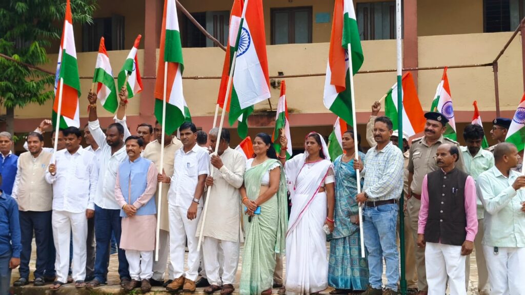 ઘર ઘર તિરંગો લહેરાવી દેશની સ્વતંત્રતા માં સહભાગી થઈએ: ધારાસભ્ય રમેશભાઈ કટારા* *ફતેપુરા નગરમાં તિરંગા યાત્રા યોજાઇ*