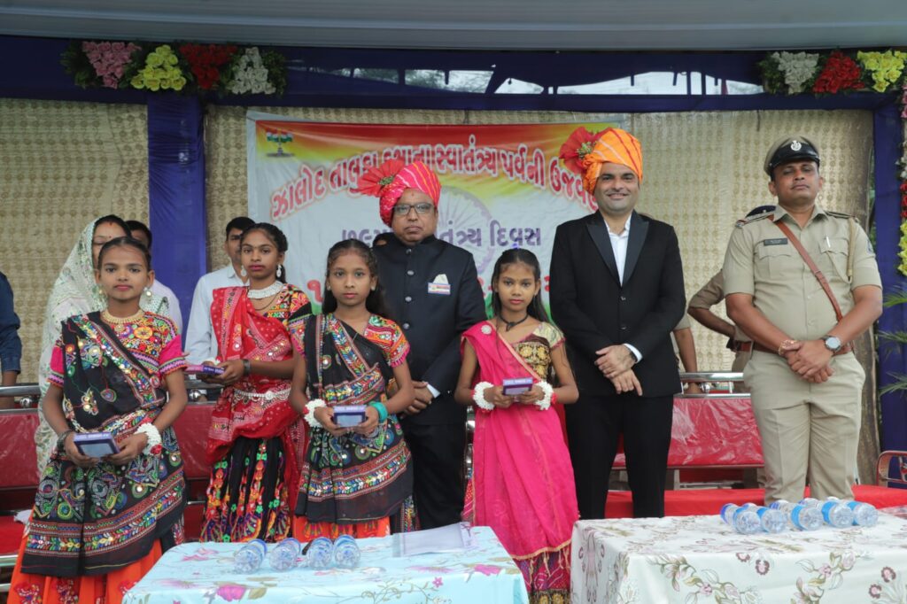 *ઝાલોદ ખાતે સ્વાતંત્ર્ય દિન નિમિતે ઝાલોદ મામલતદાર શ્રીના હસ્તે ધ્વજરોહણ કરવામાં આવ્યું* દાહોદ જિલ્લાના ઝાલોદ તાલુકા ખાતે ૭૯ મા સ્વાતંત્ર્ય પર્વની ઉજવણી ઝાલોદ મામલતદાર શ્રીના હસ્તે કરવામાં આવી હતી.