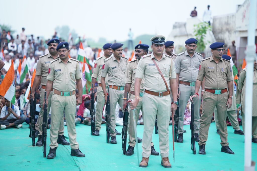 *ઝાલોદ ખાતે સ્વાતંત્ર્ય દિન નિમિતે ઝાલોદ મામલતદાર શ્રીના હસ્તે ધ્વજરોહણ કરવામાં આવ્યું* દાહોદ જિલ્લાના ઝાલોદ તાલુકા ખાતે ૭૯ મા સ્વાતંત્ર્ય પર્વની ઉજવણી ઝાલોદ મામલતદાર શ્રીના હસ્તે કરવામાં આવી હતી.