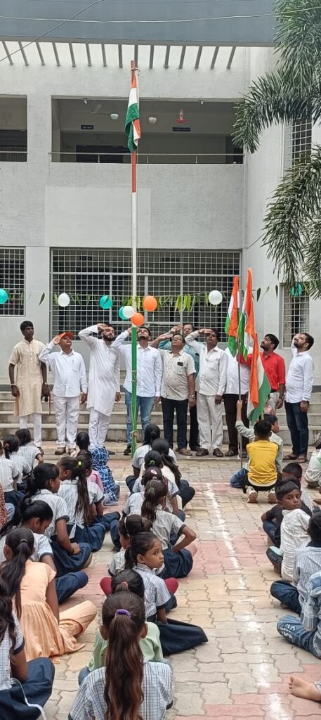 ફતેપુરા તાલુકામાં આન-બાન-શાન સાથે ઠેર ઠેર ધ્વજ વંદનના કાર્યક્રમો યોજાયા* *તાલુકામાં સરકારી,અર્ધસરકારી કચેરીઓ સહિત શાળા-કોલેજો ખાતે ધ્વજારોહણ કરાયું*