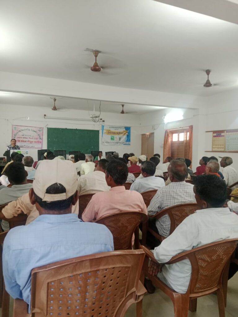 **દાહોદ જિલ્લામાં ગાય આધારિત પ્રાકૃતિક ખેતી પદ્ધતિ અંગે વિવિધ ગામોમાં યોજાઇ તાલીમ**   *દાહોદ જિલ્લાના દરેક ગામડાઓમાં સભા યોજી ખેડૂતોને પ્રાકૃતિક ખેતી તરફ લાવવા પ્રયાસ*