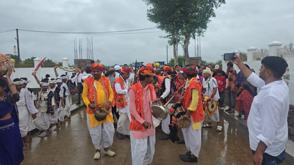 ઝાલોદ તાલુકાના રૂપાખેડા ગામે નવીન યશોઘરા આર્ટ્સ, કોમર્સ એન્ડ સોશિયલ સાયન્સ કોલેજનુ     શ્રી ડૉ હરિભાઈ.આર.કટારીયા અને સાંસદ જસવંતસિંહ ભાભોરના હસ્તે ઉદ્ઘાટન કરાયું 