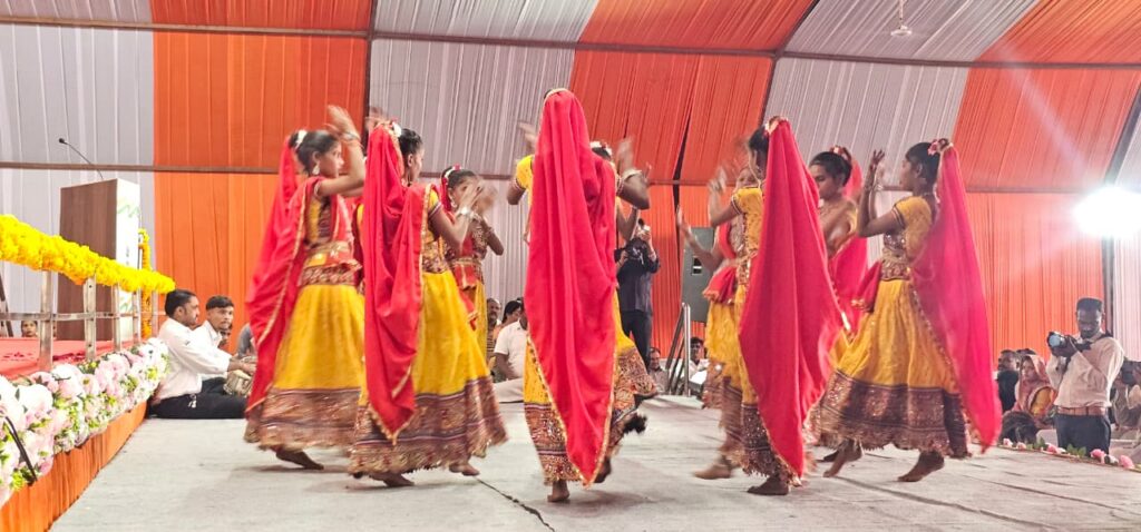 ઝાલોદ તાલુકાના રૂપાખેડા ગામે નવીન યશોઘરા આર્ટ્સ, કોમર્સ એન્ડ સોશિયલ સાયન્સ કોલેજનુ     શ્રી ડૉ હરિભાઈ.આર.કટારીયા અને સાંસદ જસવંતસિંહ ભાભોરના હસ્તે ઉદ્ઘાટન કરાયું 