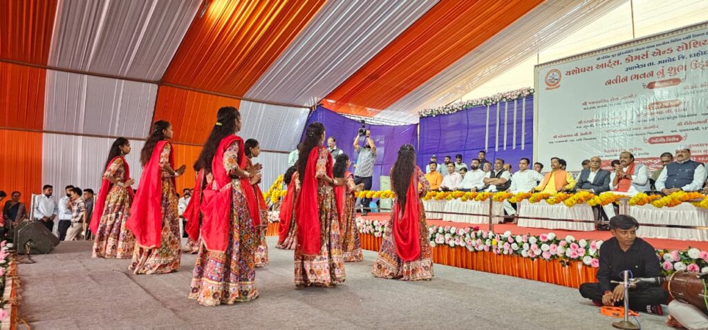 ઝાલોદ તાલુકાના રૂપાખેડા ગામે નવીન યશોઘરા આર્ટ્સ, કોમર્સ એન્ડ સોશિયલ સાયન્સ કોલેજનુ     શ્રી ડૉ હરિભાઈ.આર.કટારીયા અને સાંસદ જસવંતસિંહ ભાભોરના હસ્તે ઉદ્ઘાટન કરાયું 