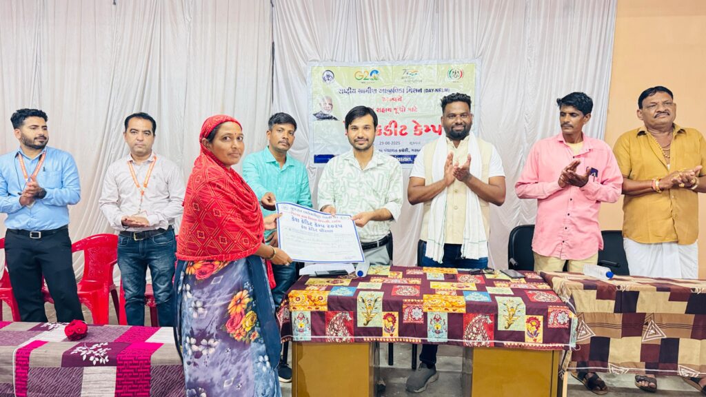 ફતેપુરા ખાતે ફતેપુરા તથા સંજેલી તાલુકાનો રાષ્ટ્રીય ગ્રામીણ આજીવિકા મિશન દ્વારા કેશ ક્રેડિટ કેમ્પ યોજાયો* *ફતેપુરા તાલુકા ની 63 તથા સંજેલી તાલુકા ની ૪૦ જેટલા સખી મંડળના મહિલા સ્વ સહાય જૂથો ને ૧.૮૪ કરોડ ના ચેક વિતરણ કરાયા*