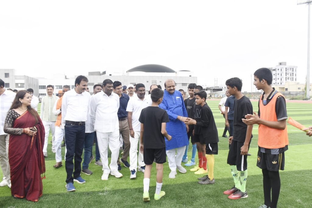 *દાહોદ સ્પોર્ટ્સ કોમ્પ્લેક્સ ખાતે સાંસદશ્રી જશવંતસિંહ ભાભોરના અધ્યક્ષs સ્થાને ખેલ મહાકુંભ-૨૦૨૫ નો શુભારંભ કરવામાં આવ્યો* *દાહોદને સ્માર્ટ સીટી હેઠળ આવરી લેવાના કારણે દાહોદ જિલ્લાની કાયાપલટ થઇ રહી છે.-સાંસદશ્રી જશવંતસિંહ ભાભોર*