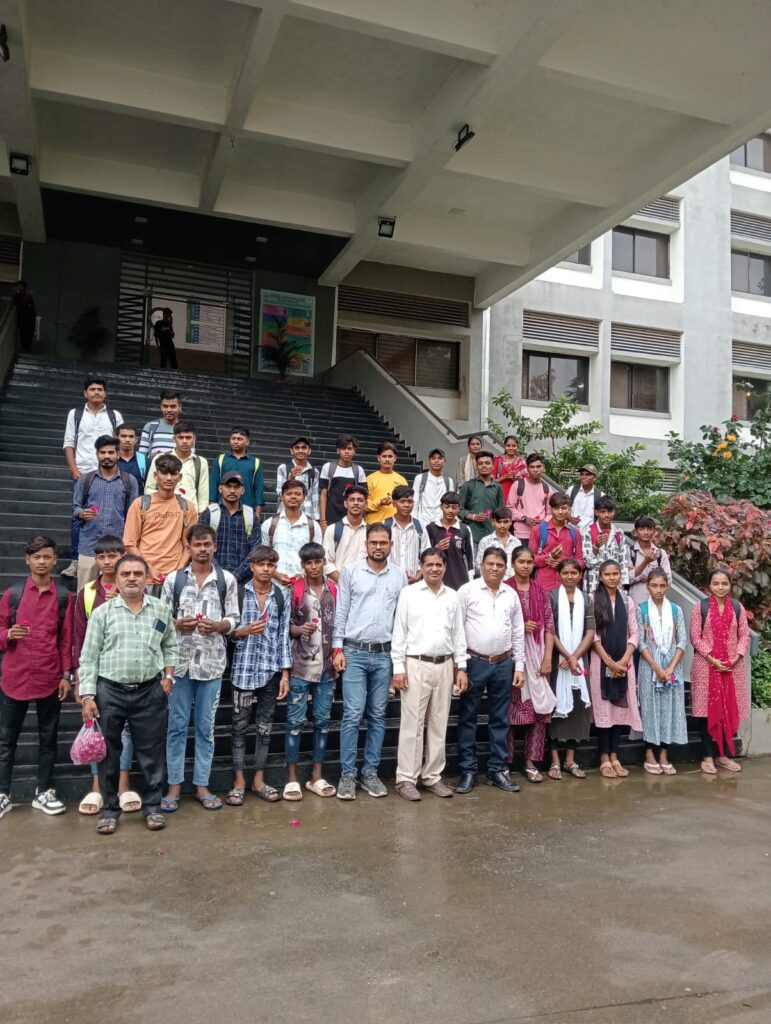 દાહોદની ITI માં અભ્યાસક્રમ ચાલુ થતાં તાલીમાર્થીઓનું ગુલાબના ફુલો સાથે સ્વાગત.!*