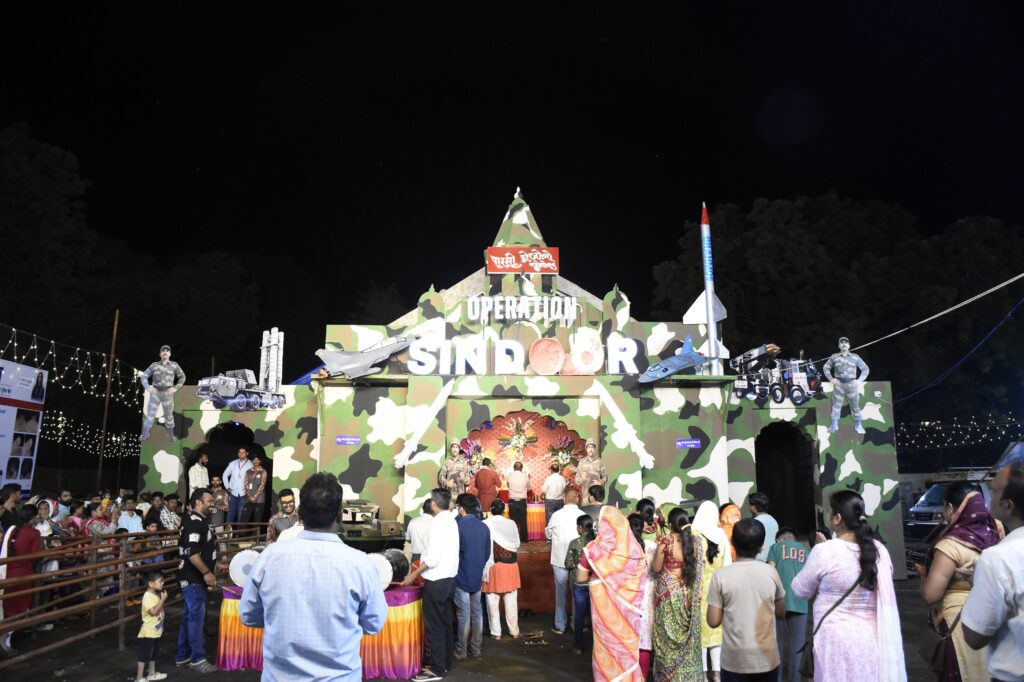 કલેકટરશ્રી યોગેશ નિરગુડેએ દાહોદ શહેરના ગણપતિના દર્શન કરી ધન્યતા અનુભવી* *યાદવ ચાલ તેમજ પારસી કોલોની ગણપતિની આરતી કરતા કલેકટરશ્રી યોગેશ નિરગુડે*