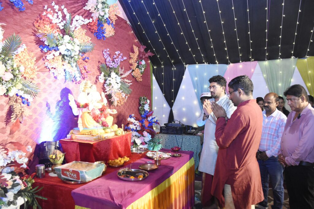 *દાહોદમાં પારસી કોલોની ગણેશ પંડાલની ઓપરેશન સિંદૂર થીમએ લોકોને આકર્ષ્યા* *હે, વિઘ્નહર્તા આપણા દેશ પરના તમામ વિધ્નો હરીને દેશની રક્ષા કરજો*