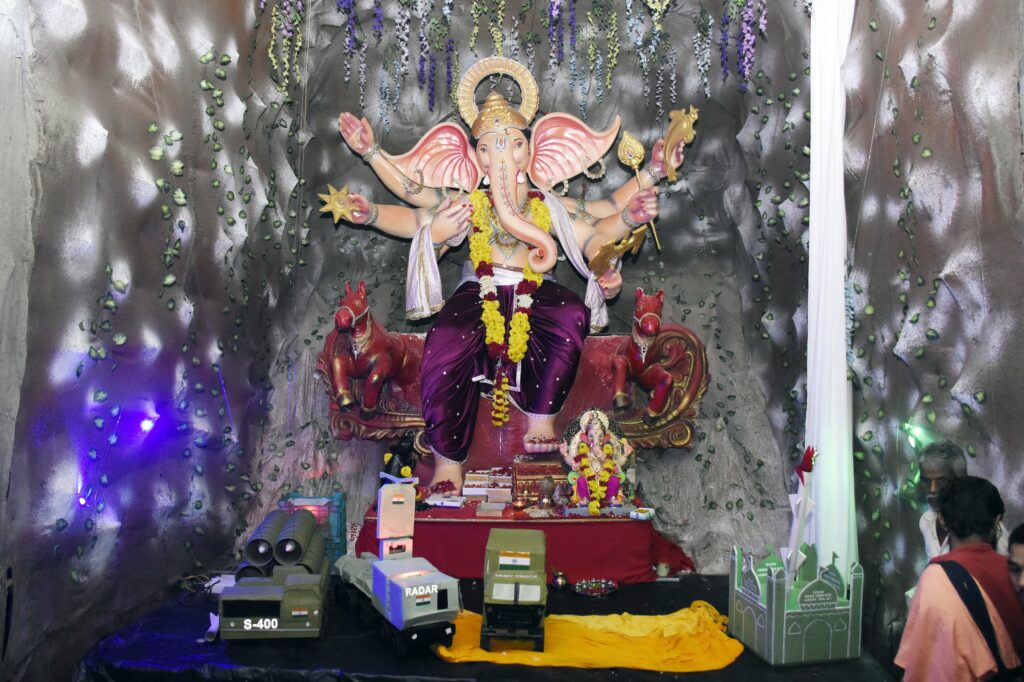*દાહોદમાં પારસી કોલોની ગણેશ પંડાલની ઓપરેશન સિંદૂર થીમએ લોકોને આકર્ષ્યા* *હે, વિઘ્નહર્તા આપણા દેશ પરના તમામ વિધ્નો હરીને દેશની રક્ષા કરજો*