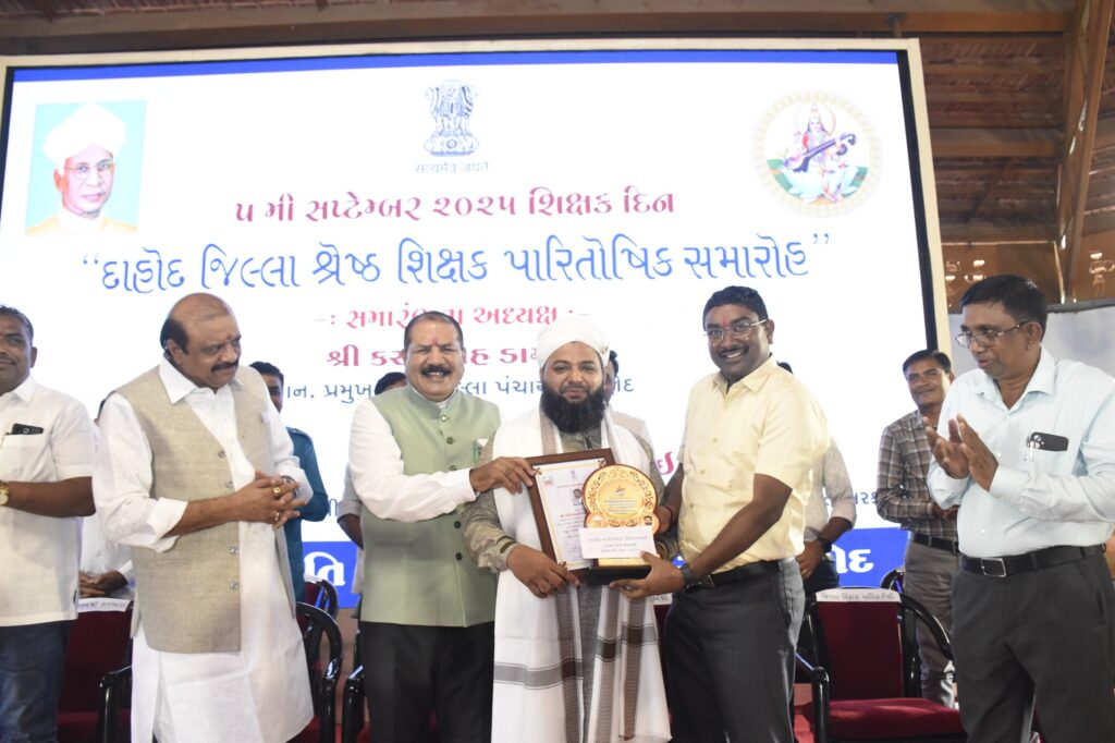 *દાહોદ જિલ્લામાં આદિજાતિ મ્યુઝિયમ ખાતે જિલ્લા પંચાયત પ્રમુખશ્રી કરણસિંહ ડામોરના અધ્યક્ષ સ્થાને શિક્ષકદિનની ઉજવણી કરાઈ* *દાહોદ જિલ્લા કક્ષાના ૧ તેમજ તાલુકા કક્ષાના ૪ શિક્ષકોનું શ્રેષ્ઠ શિક્ષક તરીકે સન્માન કરવામાં આવ્યું*