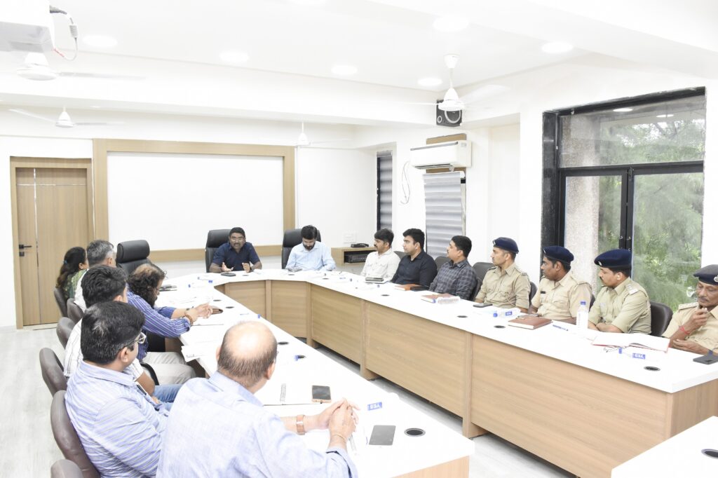 દાહોદ જિલ્લા કલેકટરશ્રી યોગેશ નિરગુડેના અધ્યક્ષ સ્થાને ટુરિઝમ અંતર્ગત બેઠક યોજાઈ* *એડવેન્ચર પ્રવાસન માટેના સ્થળનું નિરીક્ષણ કરીને પ્રિ-પ્લાનિંગ દ્વારા પ્રવાસનને મહત્વતા આપી વિકસાવવા માટે તમામ પ્રયત્નો કરવા-કલેકટર શ્રી યોગેશ નિરગુડે* 