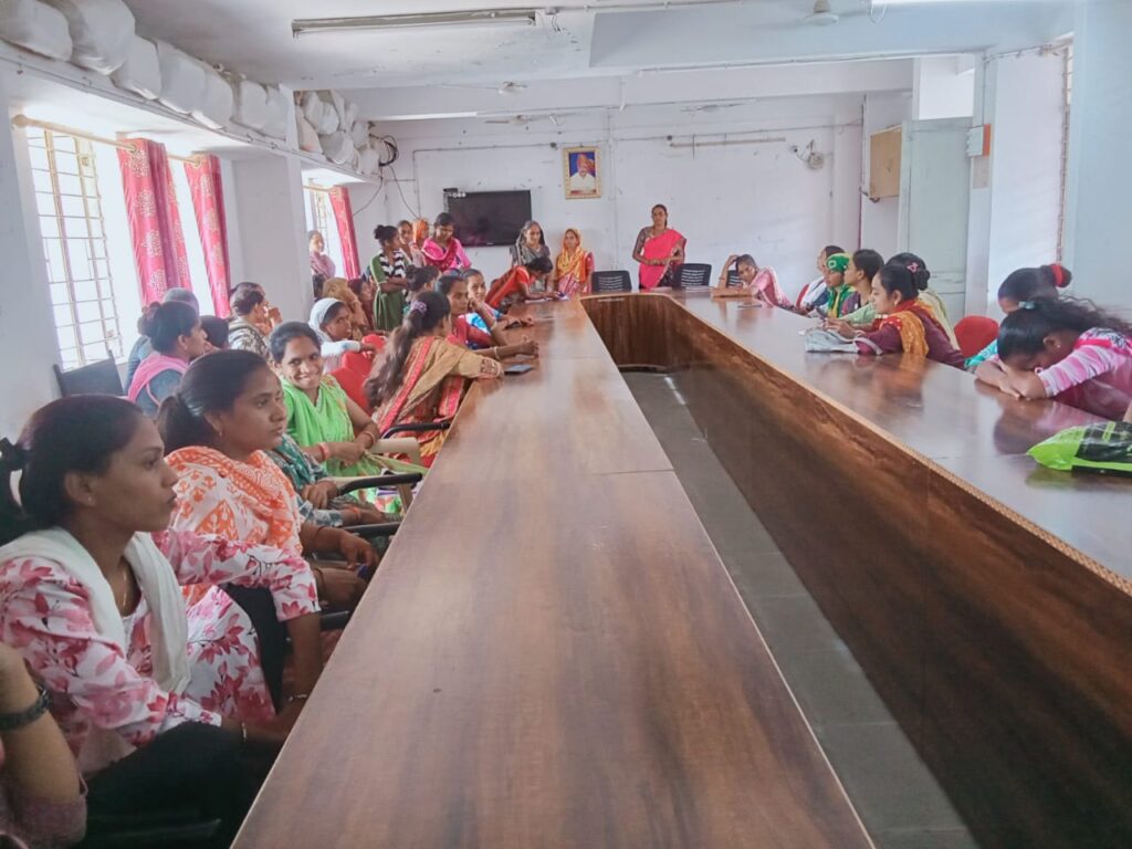 *દાહોદ જિલ્લાના વિવિધ ગામોમાં ગાય આધારિત પ્રાકૃતિક ખેતીની યોજાઇ તાલીમ*  *દાહોદ જિલ્લાના દરેક ગામડાઓમાં સભા યોજી ખેડૂતોને પ્રાકૃતિક ખેતી તરફ લાવવા સફળ પ્રયાસ, દાહોદમાં પ્રાકૃતિક ખેતી કરતા ખેડૂતોની સંખ્યા વધીને પહોંચી વીસ હજાર*