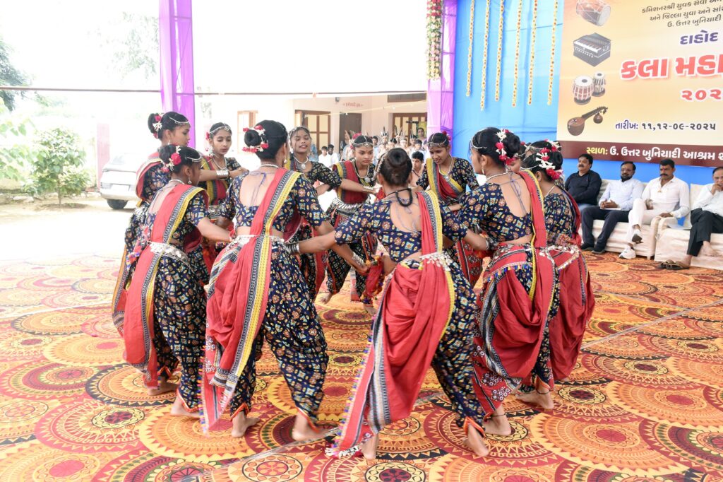 *જિલ્લા શિક્ષણાધિકારીશ્રી ભોંકણના અધ્યક્ષ સ્થાને જિલ્લા કક્ષા કલા મહાકુંભ – ૨૦૨૫-૨૬ સ્પર્ધાની કરાઈ શરૂઆત* *દાહોદ જિલ્લાના વિવિધ તાલુકાઓમાંથી શાળાઓનાં બાળકોએ ભાગીદારી નોંધાવી*