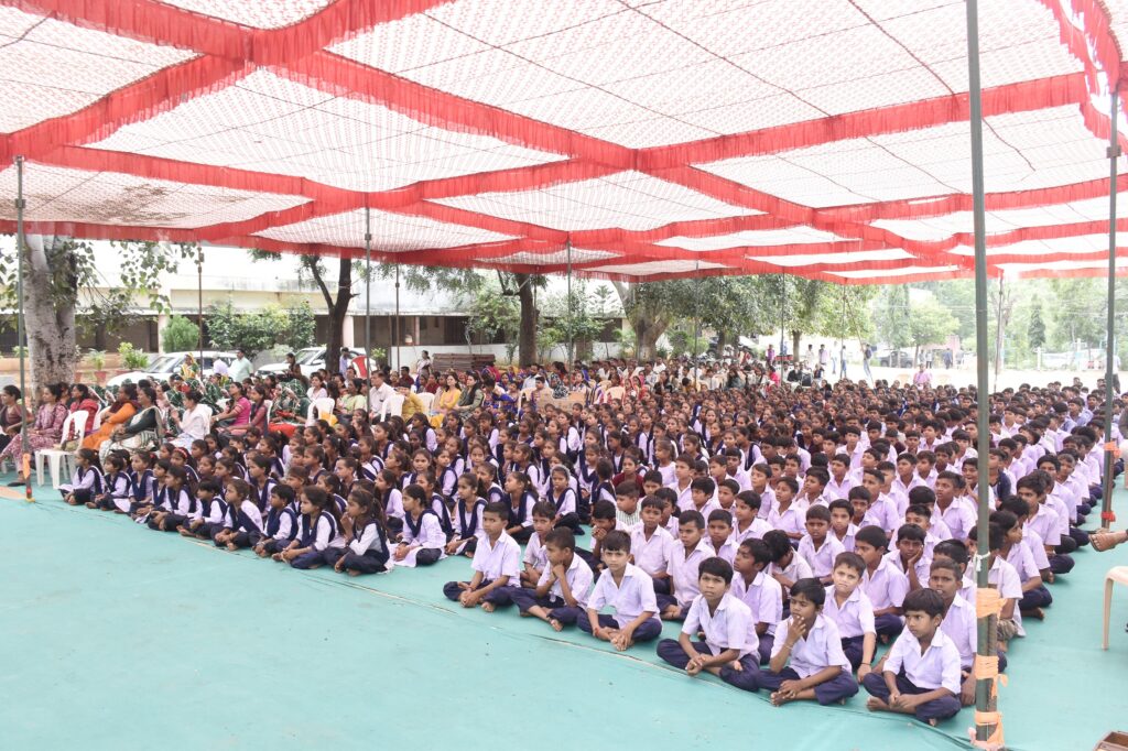*જિલ્લા શિક્ષણાધિકારીશ્રી ભોંકણના અધ્યક્ષ સ્થાને જિલ્લા કક્ષા કલા મહાકુંભ – ૨૦૨૫-૨૬ સ્પર્ધાની કરાઈ શરૂઆત* *દાહોદ જિલ્લાના વિવિધ તાલુકાઓમાંથી શાળાઓનાં બાળકોએ ભાગીદારી નોંધાવી*