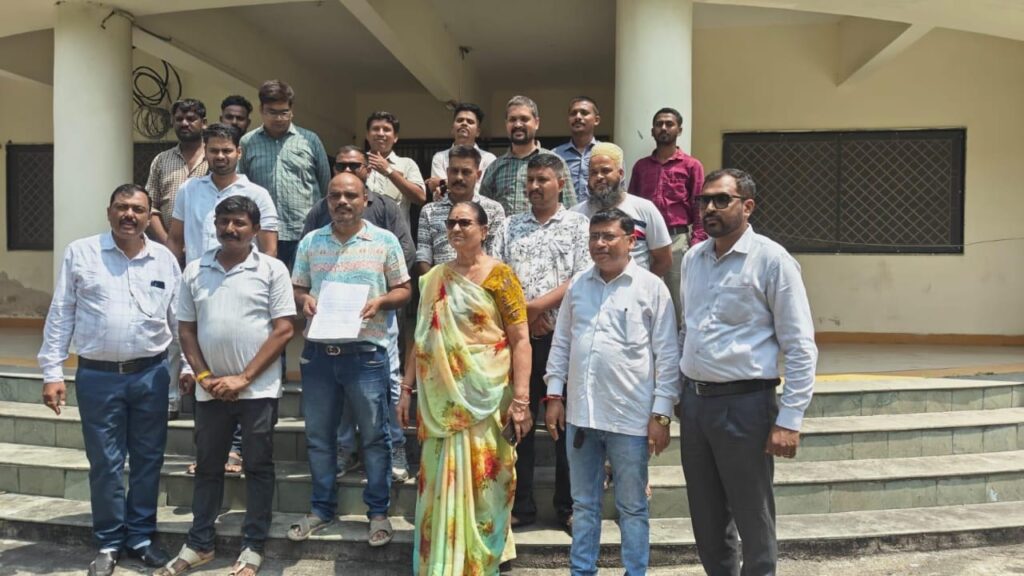 દેવગઢબારિયા શહેરના રસ્તાઓ માટે તમામ રાજકીય પક્ષો એક મંચ પર, સંબંધિતોને આવેદન..  દેવગઢબારિયા શહેરના તમામ રસ્તાઓ માટે દેવગઢબારિયા નગરના તમામ રાજકીય
