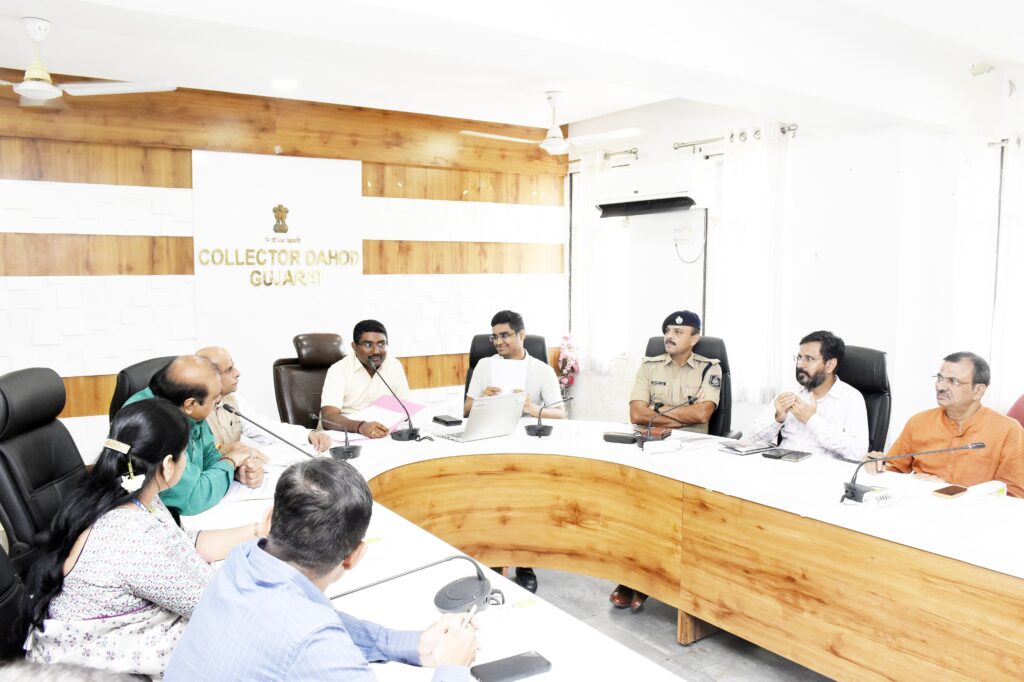 કલેકટરશ્રી યોગેશ નિરગુડેના અધ્યક્ષ સ્થાને ખેલ મહાકુંભ અને સાંસદ ખેલ મહોત્સવ અંતર્ગત બેઠક યોજાઈ* *હાર-જીત તો થતી રહેશે પરંતુ પોતાનામાં રહેલી પ્રતિભાને અભિવ્યક્ત કરવાની જે તક મળી છે તેને સ્વીકારીને દાહોદવાસીઓ પુરા મનથી ખેલ મહાકુંભમાં ભાગ લે તે અગત્યનું છે.-કલેક્ટરશ્રી યોગેશ નિરગુડે*