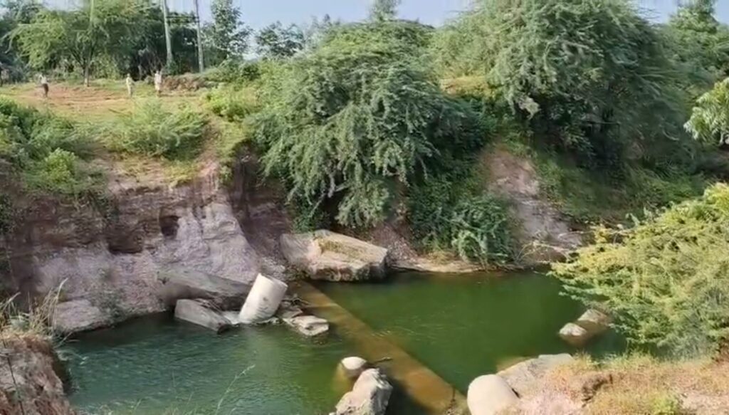 “સ્માર્ટ સિટી અને અંતરીક્ષના સપનાઓ વચ્ચે,સંજેલીના બાળકો હજુ શિક્ષણ માટે નદી પાર કરવા મજબૂર”  “ઢાલસીમલ ગામના વિદ્યાર્થીઓનો સંઘર્ષ – પુલના અભાવે દરરોજ જીવના જોખમે શાળાનો માર્ગ”