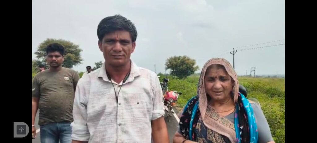 દાહોદના નવાગામ પાસે બંદૂકની અણીએ બાઇક સવાર માતા-પુત્ર સાથે લૂંટ.! બાઈક સવાર ત્રણ લૂંટારૂઓએ ચલાવી લૂંટ: મધ્યપ્રદેશના બાઈક સવાર પાસેથી દાગીના તેમજ 2500 ની લૂંટયા.