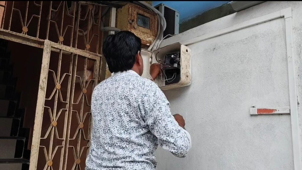 સંજેલીમાં MGVCL વિજિલેન્સની 4 ટીમ દ્વારા 3 દિવસમાં 66 લાખ.88 હજારની ચોરી ઝડપી.. 2300 કનેક્શન માંથી 404 સર્વે 21જેટલા મિટરો જપ્ત કર્યા. 5 જેટલા ડાયરેક્ટ વીજ ચોરી વાપરતા ઝડપાયા..
